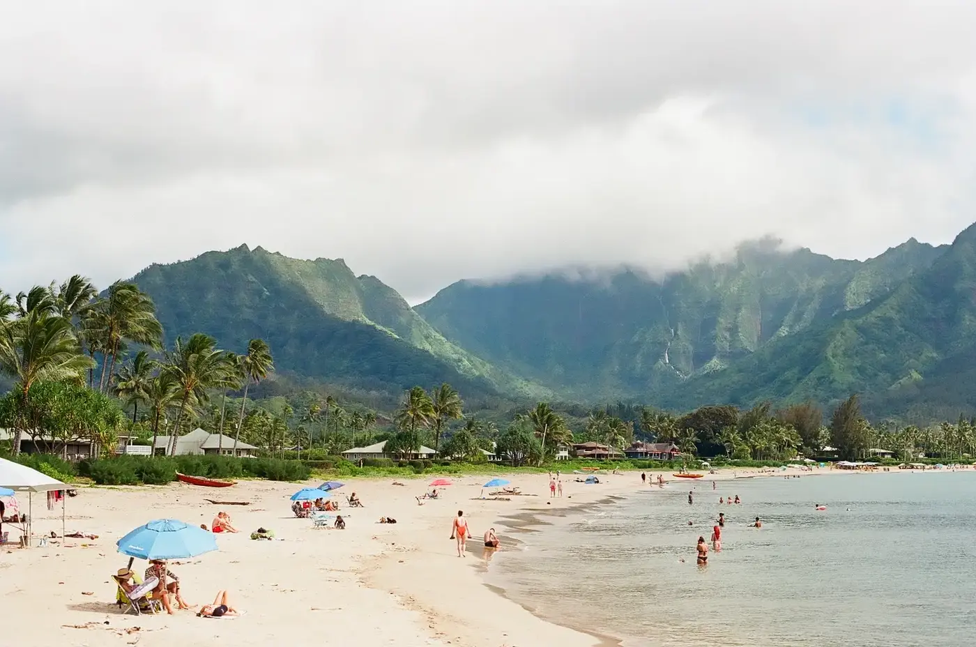Scenic view of the Nā Pali Coast sea caves and cliffs
